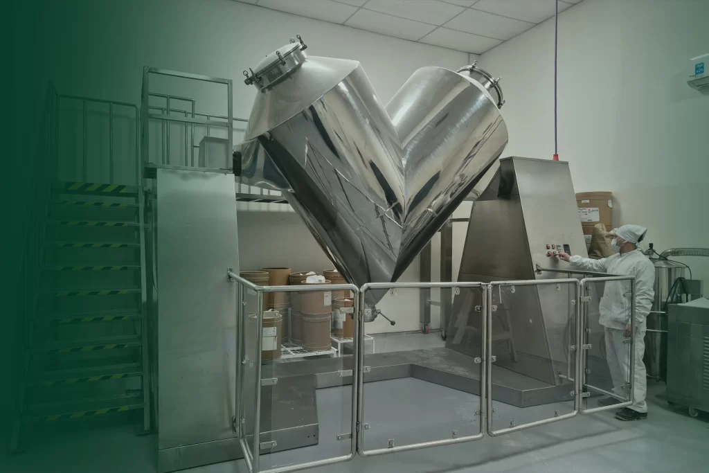 Operario supervisando el proceso de mezclado en la planta de suplementos dietarios
